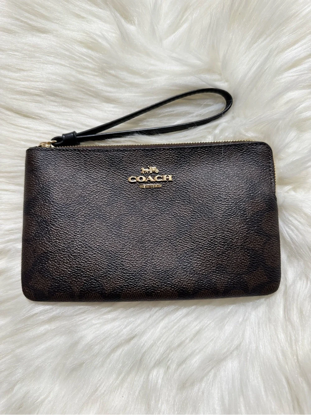 Coach || Large Corner Zip Wristlet
